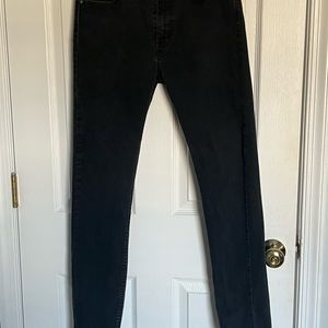 Style Your Levi with this gently worn Men Black Levi Jean.